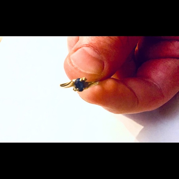 Jewelry - 14k gold sapphire ring w 2 tiny diamonds accenting gem.